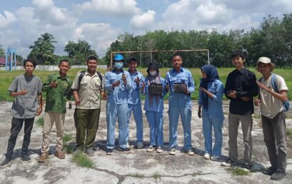 Mahasiswa Teknik Pertanian dari Fakultas Pertanian UNJA memberikan pelatihan inovatif tentang pemanfaatan limbah pelepah kelapa sawit menjadi Biobriket di SMKN SPP.