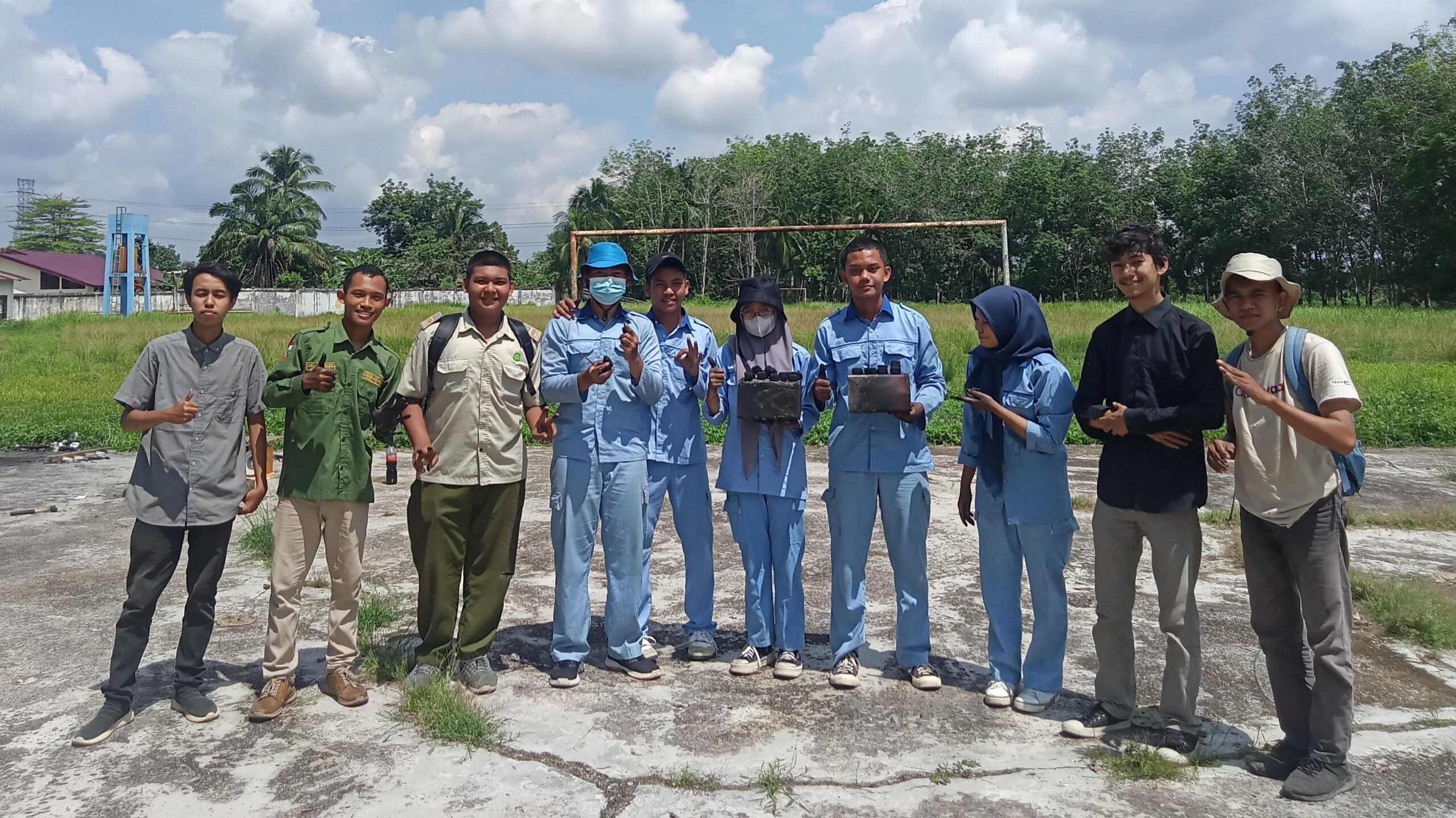 Mahasiswa Teknik Pertanian dari Fakultas Pertanian UNJA memberikan pelatihan inovatif tentang pemanfaatan limbah pelepah kelapa sawit menjadi Biobriket di SMKN SPP.