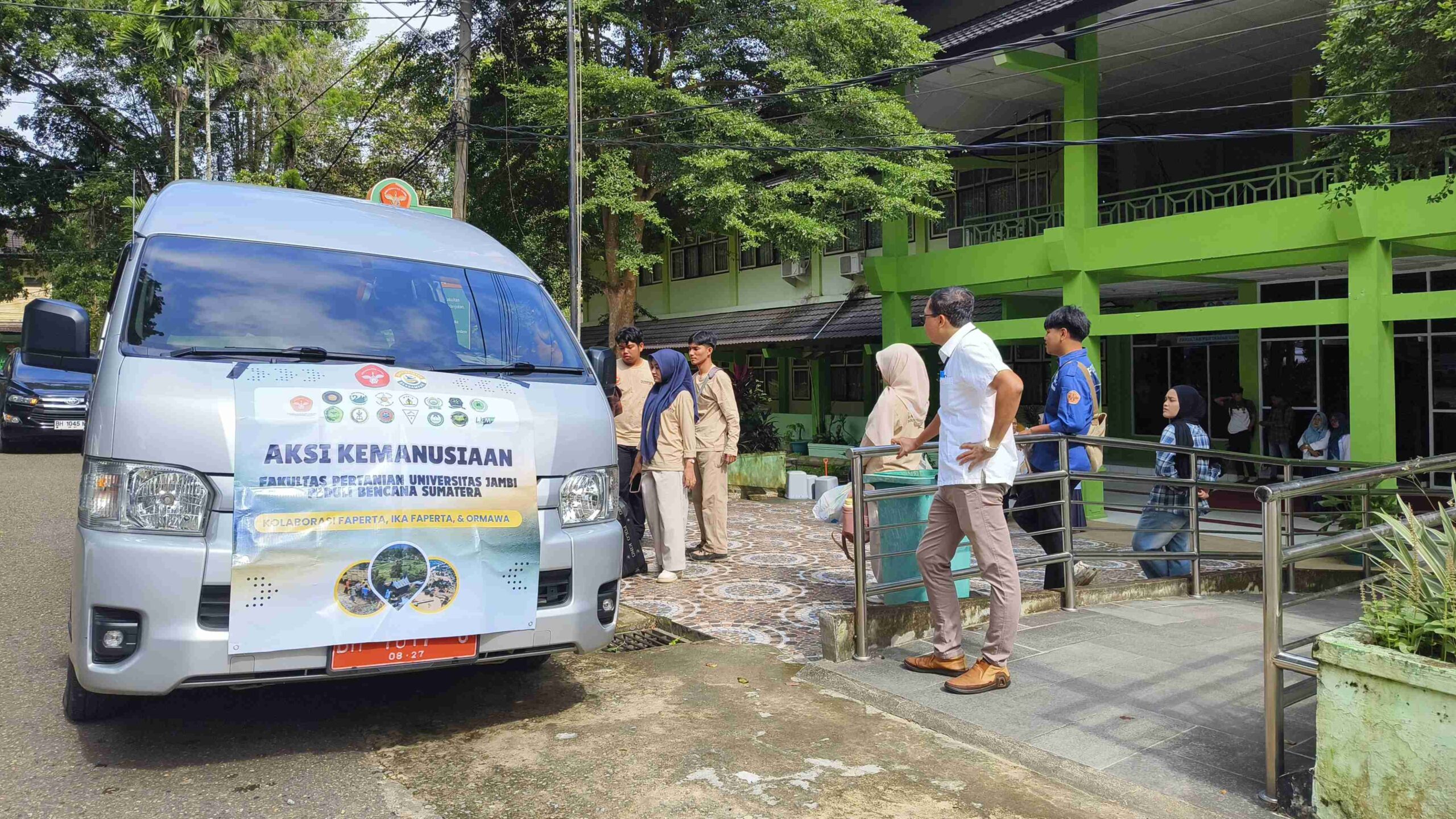 FAPERTA UNJA Lepas Tim Relawan Kemanusiaan dan Salurkan Santunan bagi Mahasiswa Terdampak Bencana Sumbar
