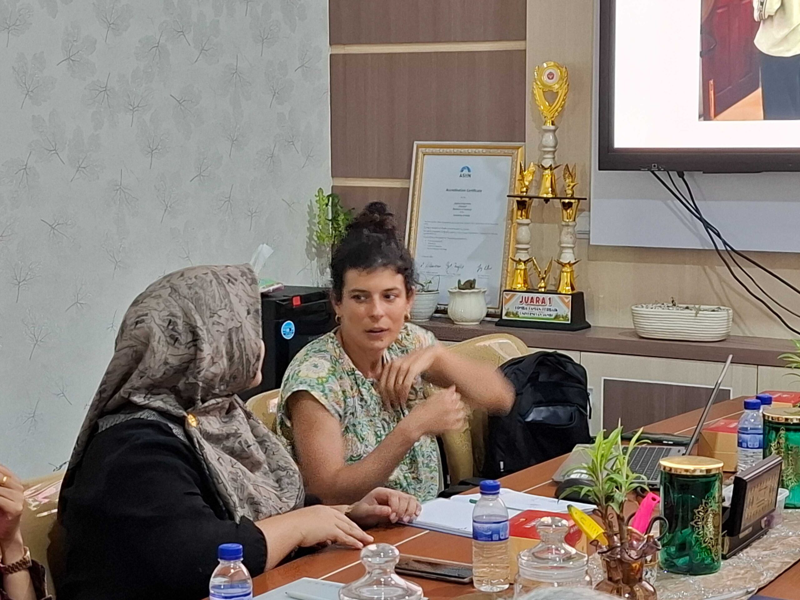 TIM PENELITI PROJECT CIRAD GELAR RAPAT PROGRES PENELITIAN DI FAKULTAS PERTANIAN UNIVERSITAS JAMBI TIM PENELITI PROJECT CIRAD GELAR RAPAT PROGRES PENELITIAN DI FAKULTAS PERTANIAN UNIVERSITAS JAMBI