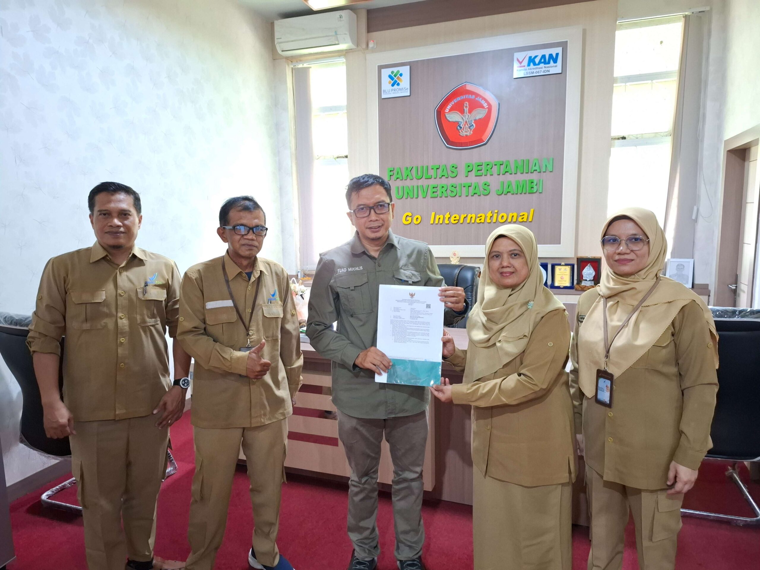 FAKULTAS PERTANIAN UNIVERSITAS JAMBI TERIMA SERTIFIKAT PEMENUHAN KOMITMEN PANGAN OLAHAN DAN IZIN EDAR “CITY RICE” DARI BALAI POM DI JAMBI FAKULTAS PERTANIAN UNIVERSITAS JAMBI TERIMA SERTIFIKAT PEMENUHAN KOMITMEN PANGAN OLAHAN DAN IZIN EDAR “CITY RICE” DARI BALAI POM DI JAMBI