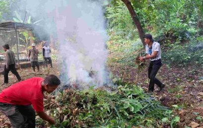 MENJELANG QURBAN PERDANA, CIVITAS AKADEMIKA FAPERTA UNJA GELAR GOTONG ROYONG BERSIHKAN LOKASI