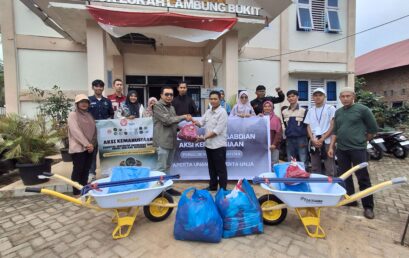 Hari Kedua di Desa Batu Busuk: Tim Distribusikan Sembako dan Alat Kebersihan untuk Warga Terdampak