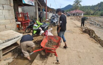 Bahu-Membahu Pulihkan Desa: Aksi Gotong Royong Massal di Batu Busuk Pasca-Bencana